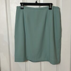Koret lined mint green skirt. Size 16. Inseam side pockets.